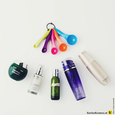Produktbild für Layering-Pflege mit buntem Messlöffel, Toner, Essenz, Serum, Fluid-Pflege und Creme.