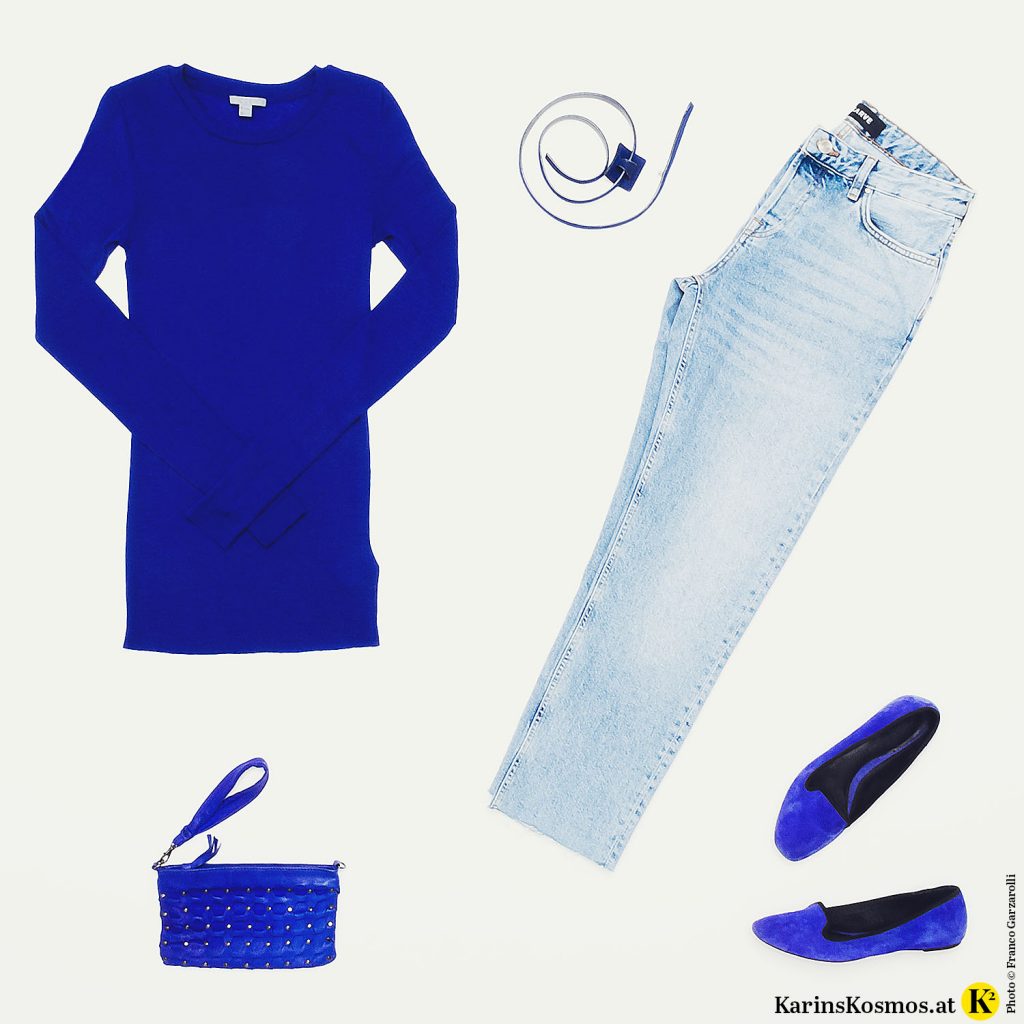 Produktfoto von einem blauen Pullover, einer Jeans, einer blauen Handtasche und blauen Ballerina Schuhen.