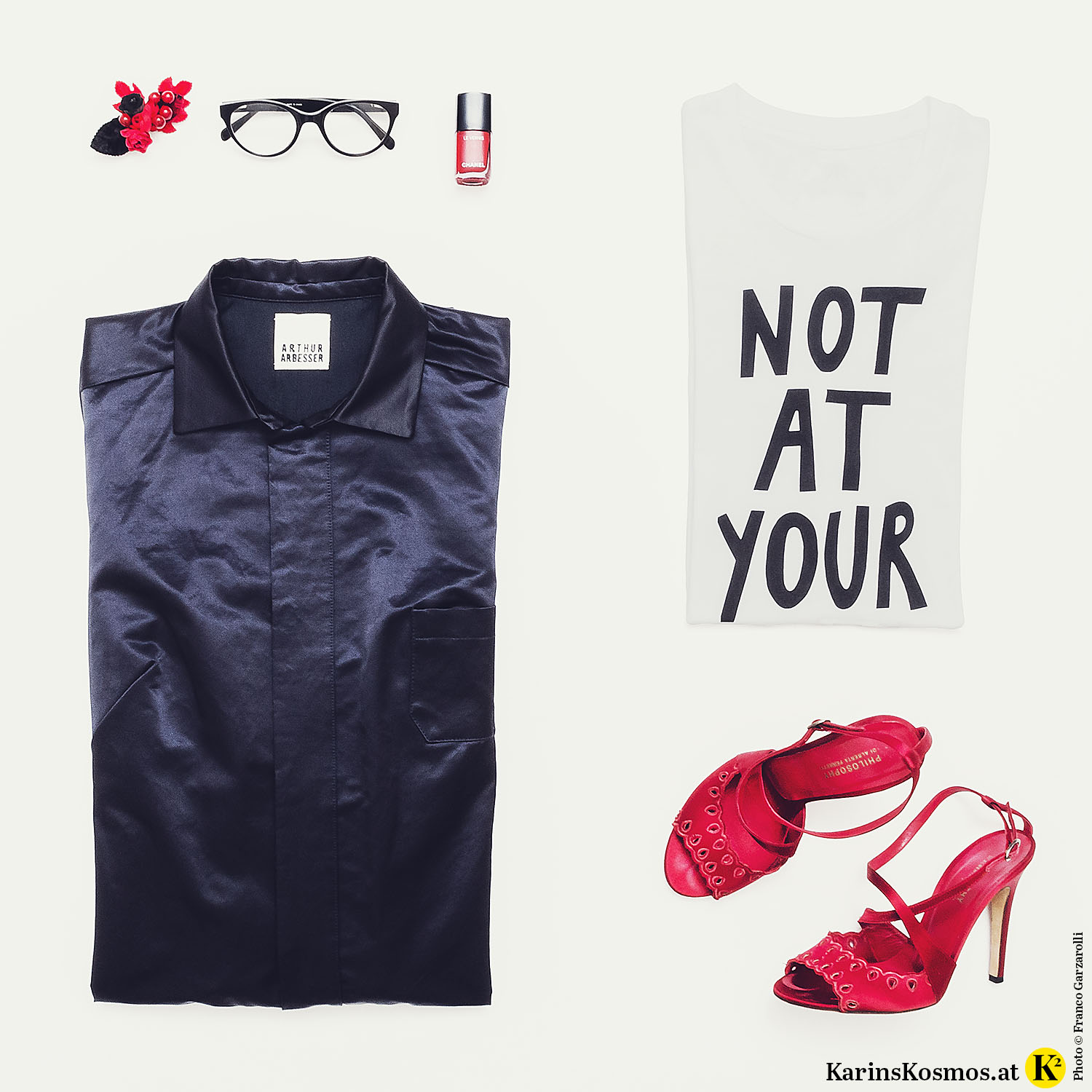 Produktbild mit Overall, Blumenhaarspange, Lesebrille, rotem Nagellack, T-Shirt und Sandalen.