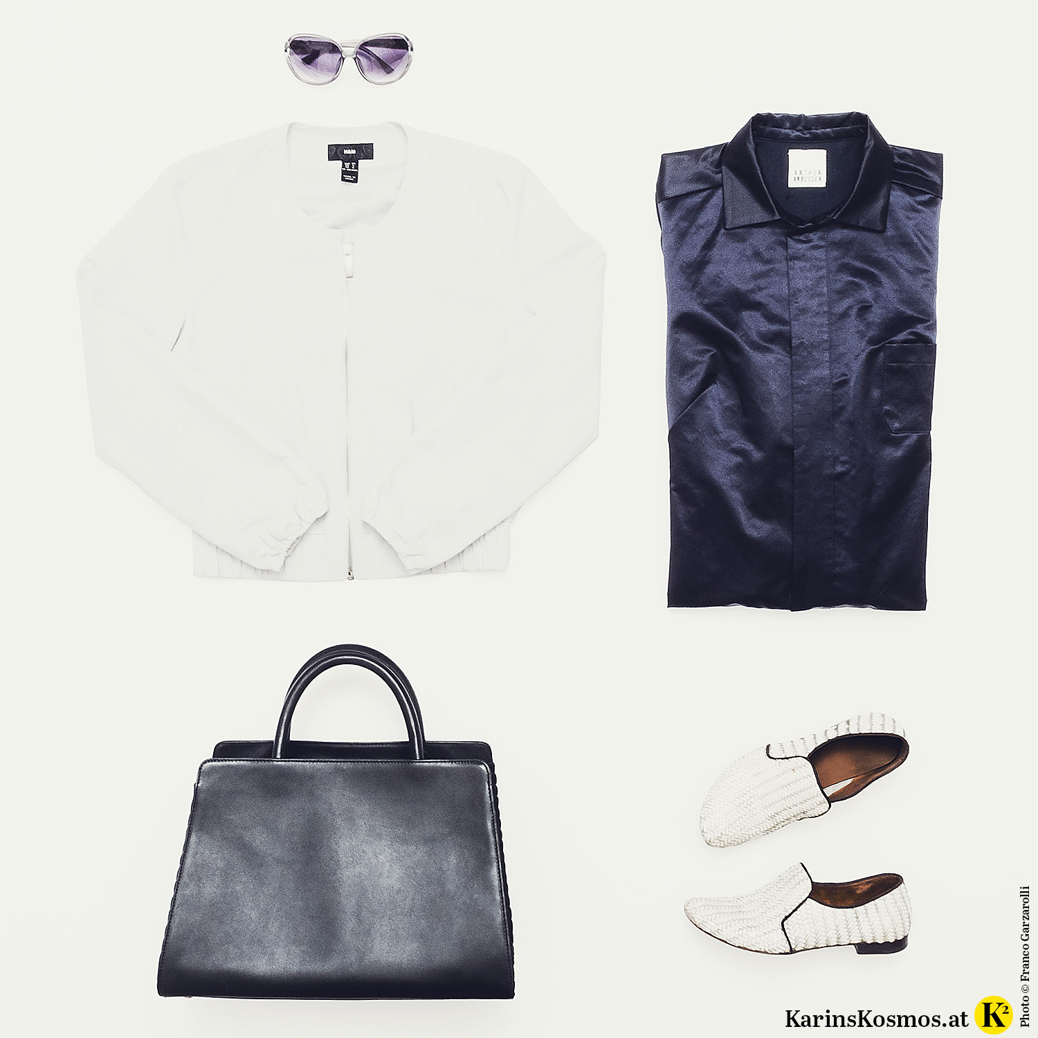 Produktfoto mit Overall, Sonnenbrille, Bomberjacke, Tasche und Halbschuhen.