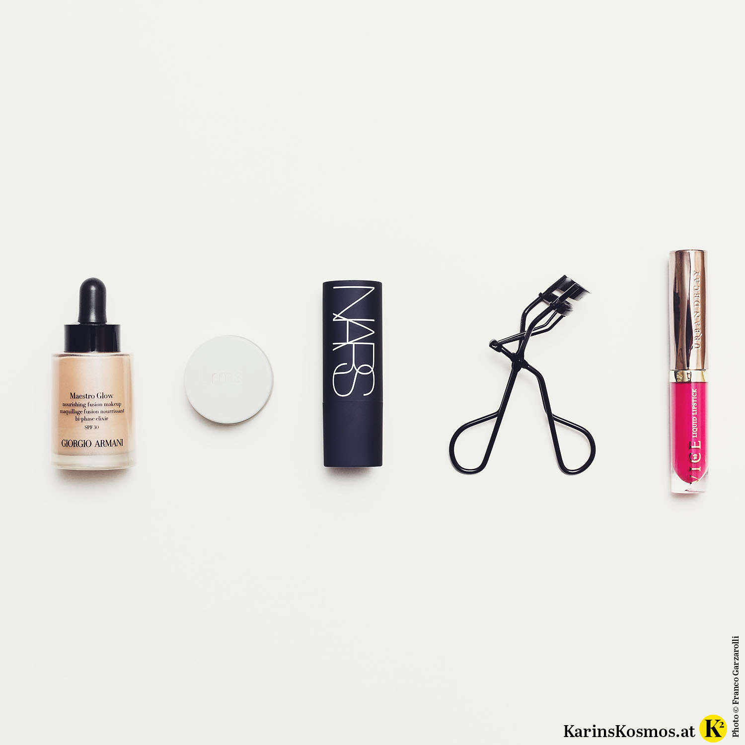 Foto mit fünf Make-up Produkten.