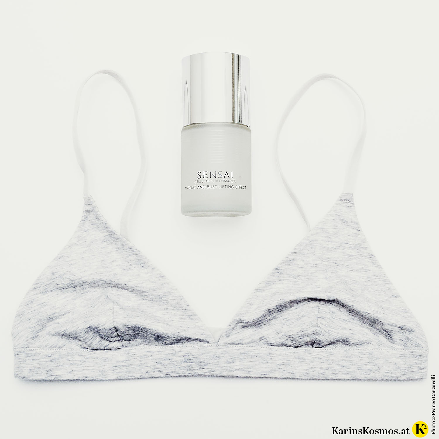 Produktfoto von Dekolleté-Pflege von Sensal und einem Triangle-BH von COS.