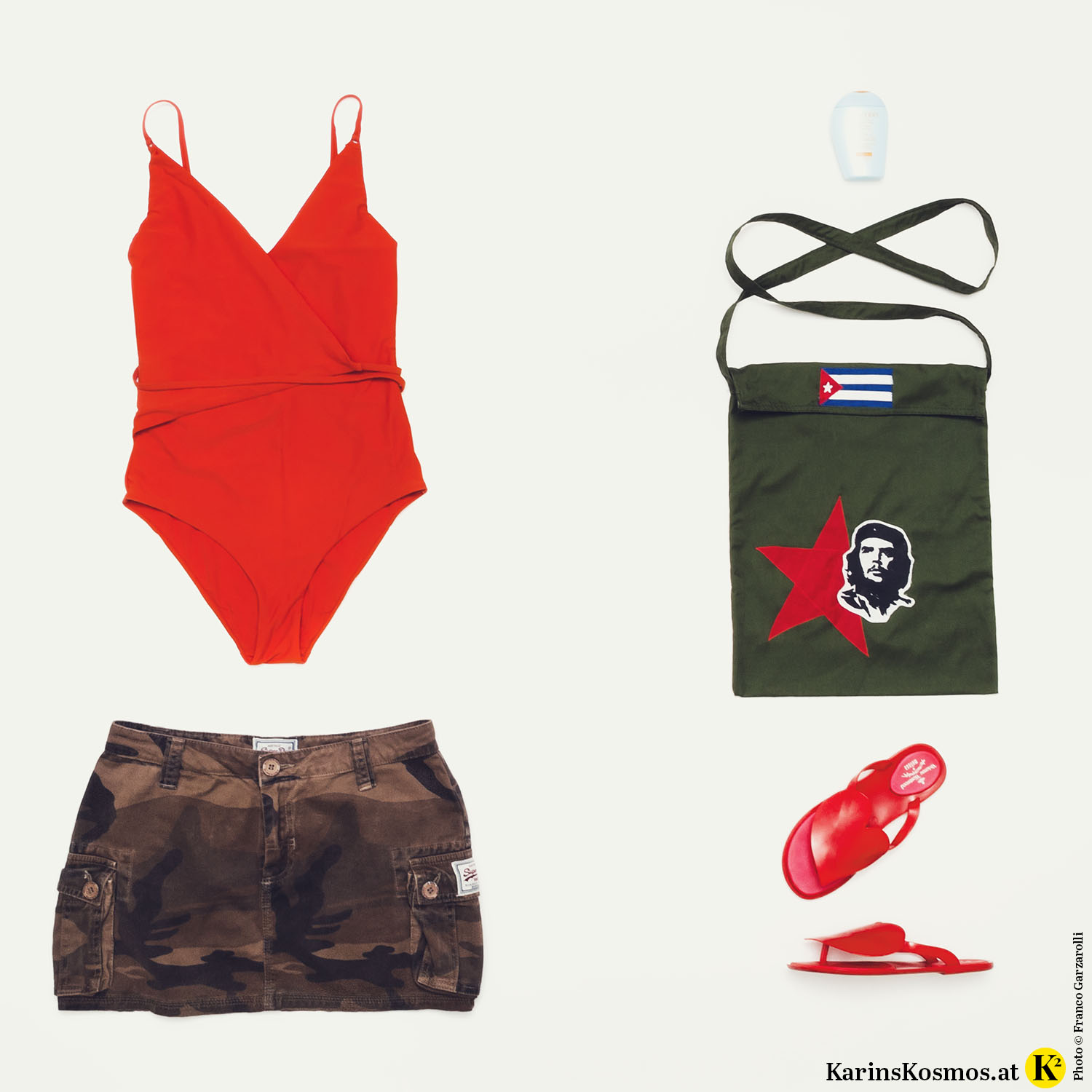 Produktfoto mit rotem Badeanzug, Minirock mit Camouflage-Muster, Sonnencreme, Baumwolltasche, Flip-Flops.