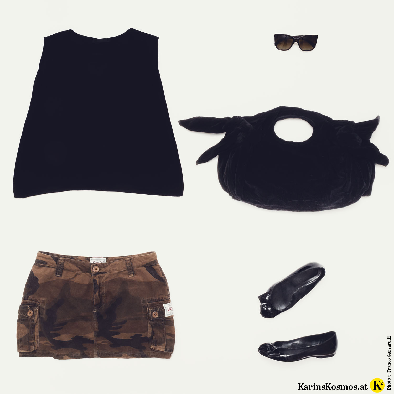 Produktfoto mit Kaschmirtop, Minirock, Sonnenbrille, Samttasche und Lack-Ballerinas.