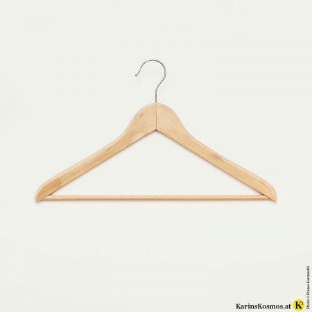 Foto von einem Holzkleiderbügel als Symbol für einen Kleiderschrank.