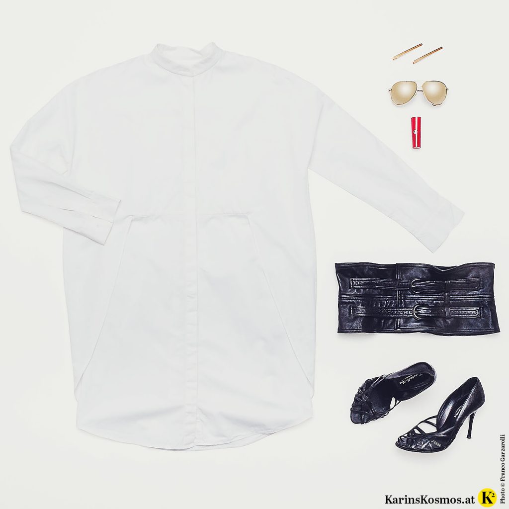 Produktfoto mit weißem Hemdkleid, goldenen Haarspangen und Sonnenbrille, rotem Lippenstift, scharzem Ledergürtel und schwarzen Sandalen.