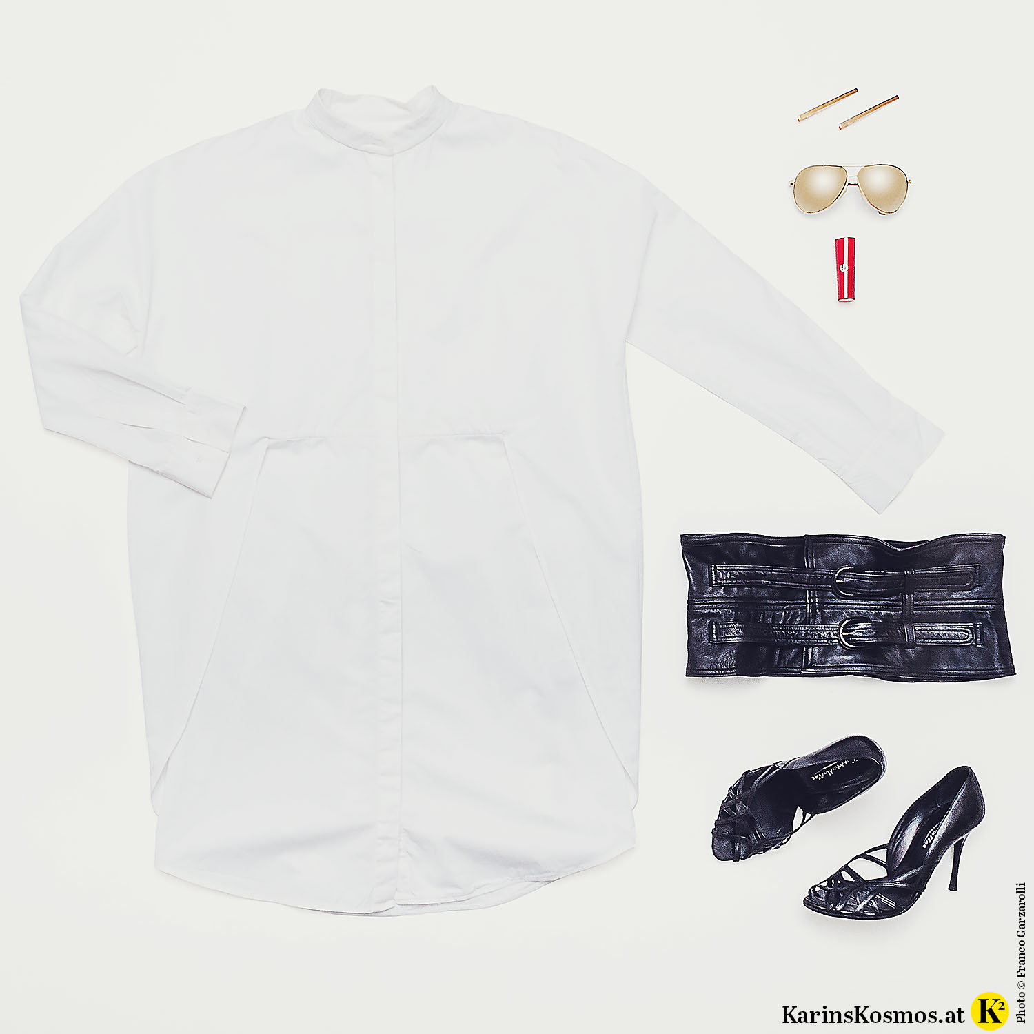 Produktfoto mit weißem Hemdkleid, goldenen Haarspangen und Sonnenbrille, rotem Lippenstift, scharzem Ledergürtel und schwarzen Sandalen.