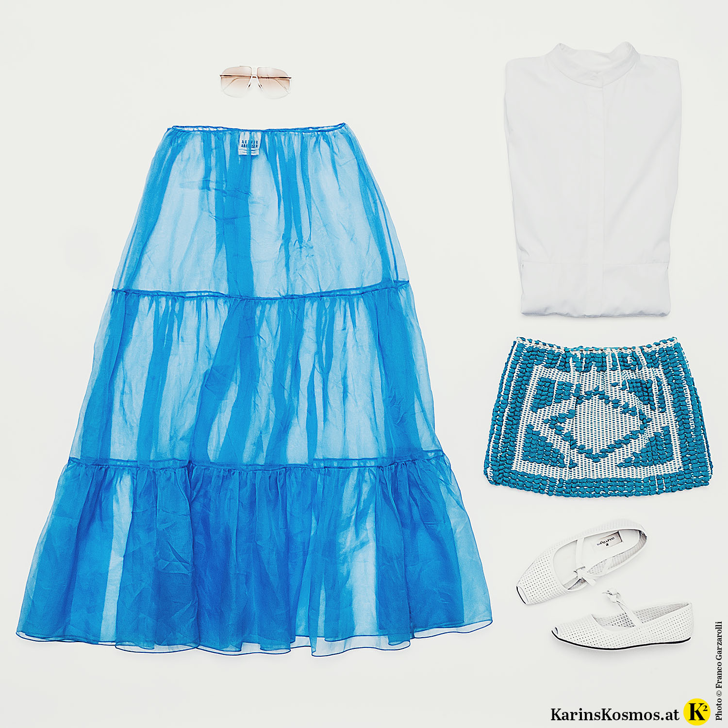 Produktfoto mit Sonnenbrille, türkisem Tüllrock, weißem Hemdkleid, türkiser Clutch und weißen Ballerinas.
