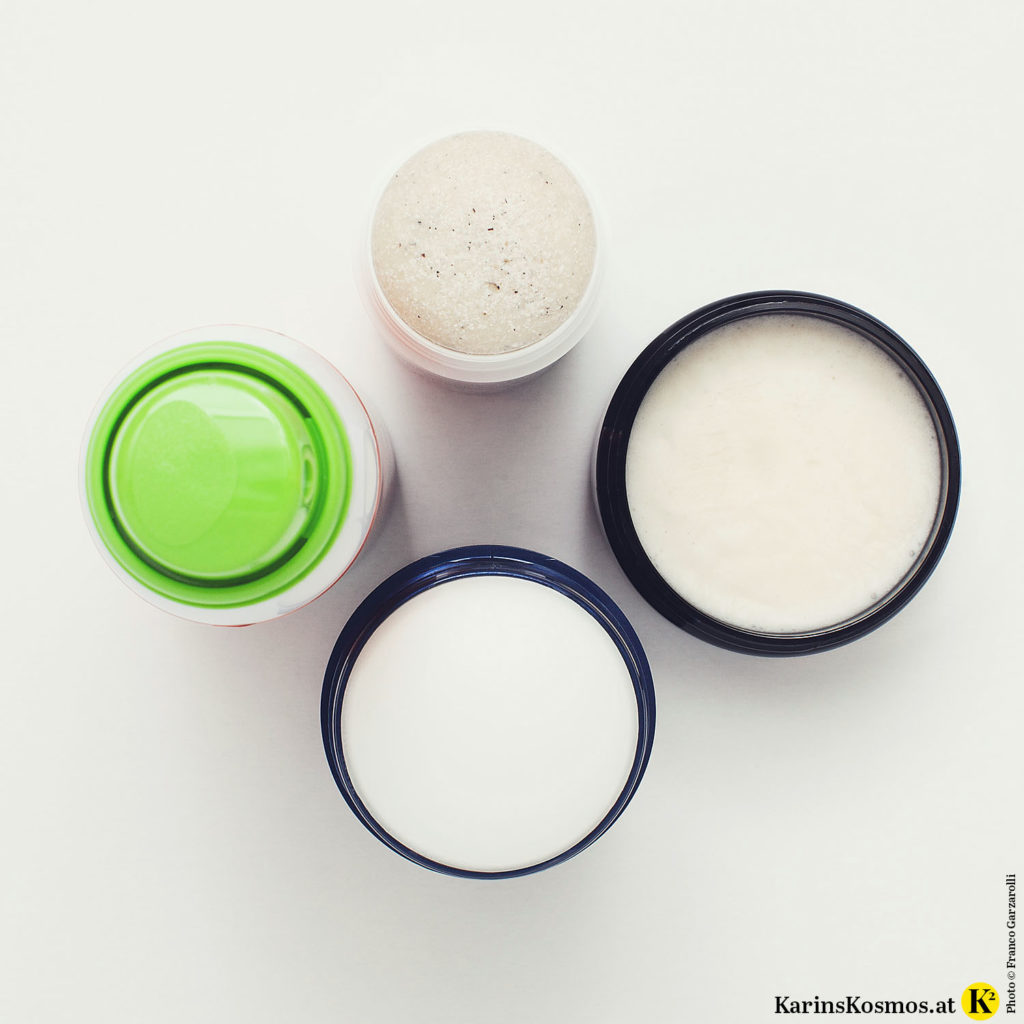 Vier Beautyprodukte auf einem Foto von oben fotografiert.