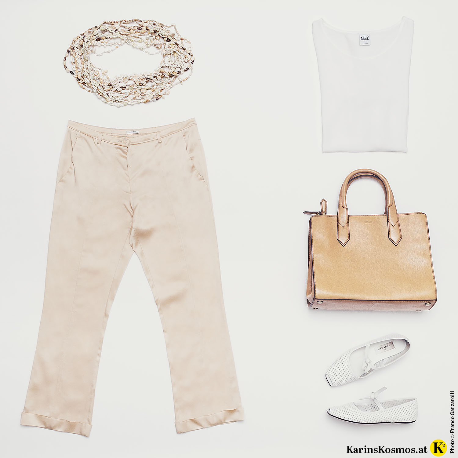 Produktfoto mit Muschelketten beiger Hose, weißem Top, beiger Tasche und weißen Ballerinas.