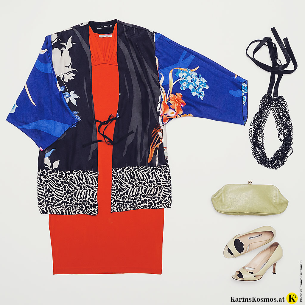 Produktfoto mit Kimono aus Seide, rotem Cocktailkleid, schwarzer XL-Kette, Clutch und Heels.