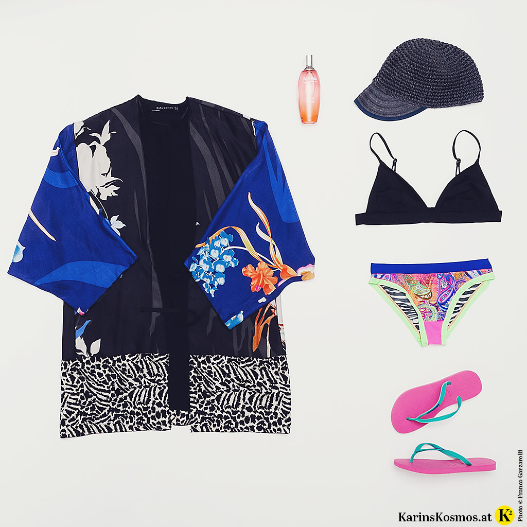 Produktfoto mit Kimono aus Seide, Parfum, Bastkappe, Bikini und Hawaianas.
