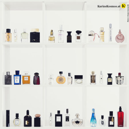Foto von vielen unterschiedlichen Parfums in einem Regal.
