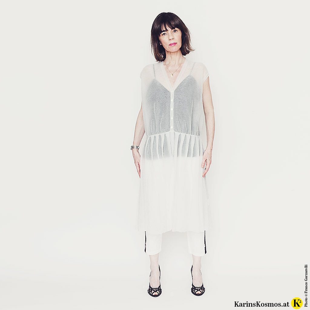 Frau trägt ein transparentes Kleid aus Metallic-Strick.