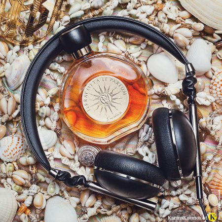 Produktfoto mit Muscheln, Sommerduft Terracotta Le Parfum von Guerlain und Kopfhörer.