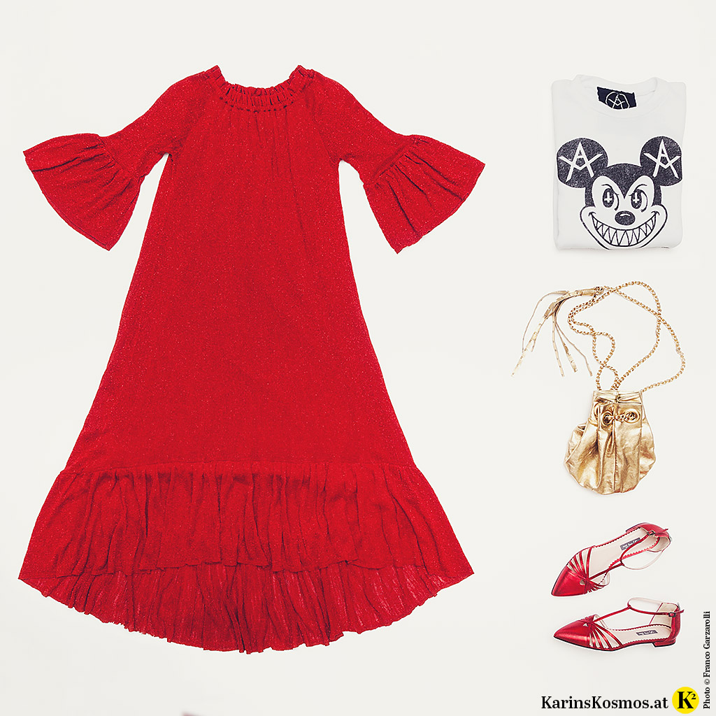 Produktfoto mit rotem, langem Kleid, Sweater, Tasche in Gold und flachen, roten Schuhen.