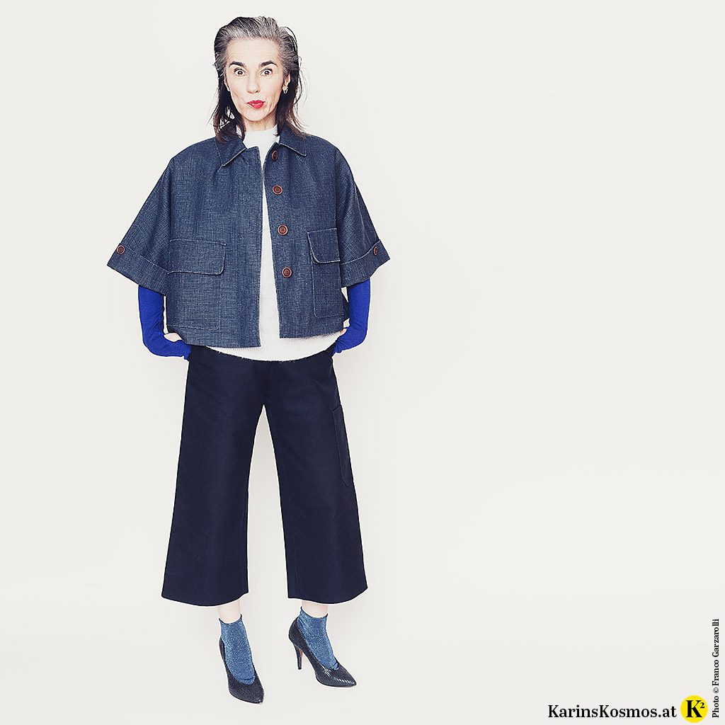 Frau in einem Outfit, das aus verschiedenen Nuancen von Blau kombiniert ist.