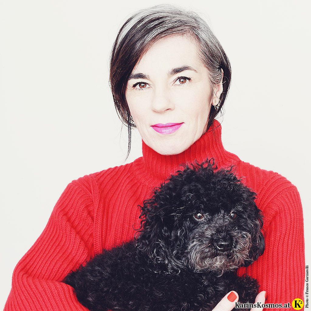Portraitfoto von Karin Garzarolli und ihrem Toypudel Trudy.