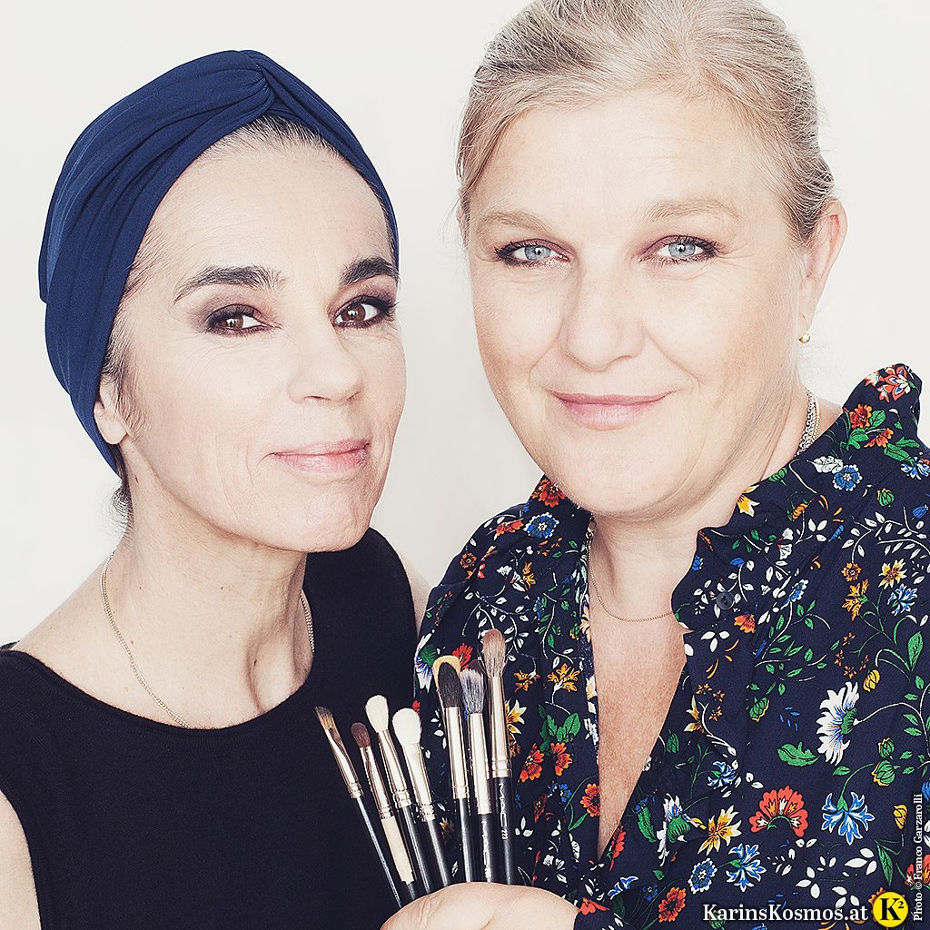 Make-up Artist Martina Fasching und Karin Garzarolli mit Smokey Eyes in dunklen Brauntönen.