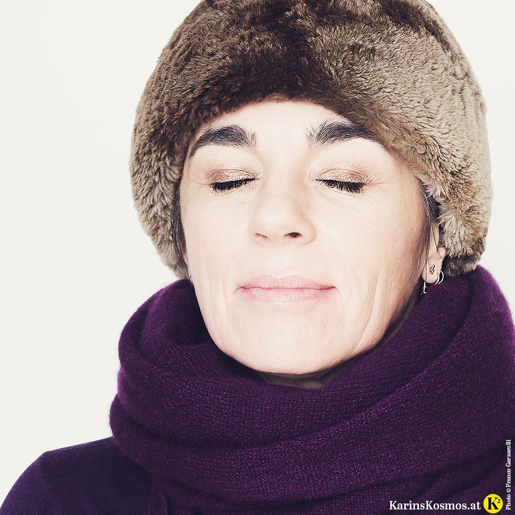 Foto von einer Frau mit Schal, Mütze und Winter-make-up.