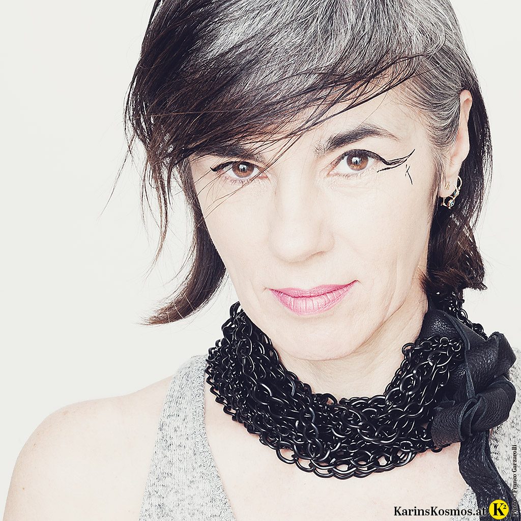 Frau trägt Eyeliner-Kunst.