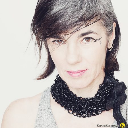 Frau trägt Eyeliner-Kunst.