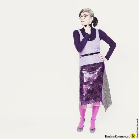 Frau in einem Outfit in der Farbe Ultraviolett.