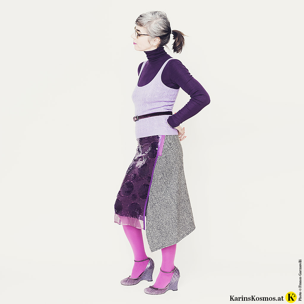 Frau in einem Outfit in Ultraviolett.