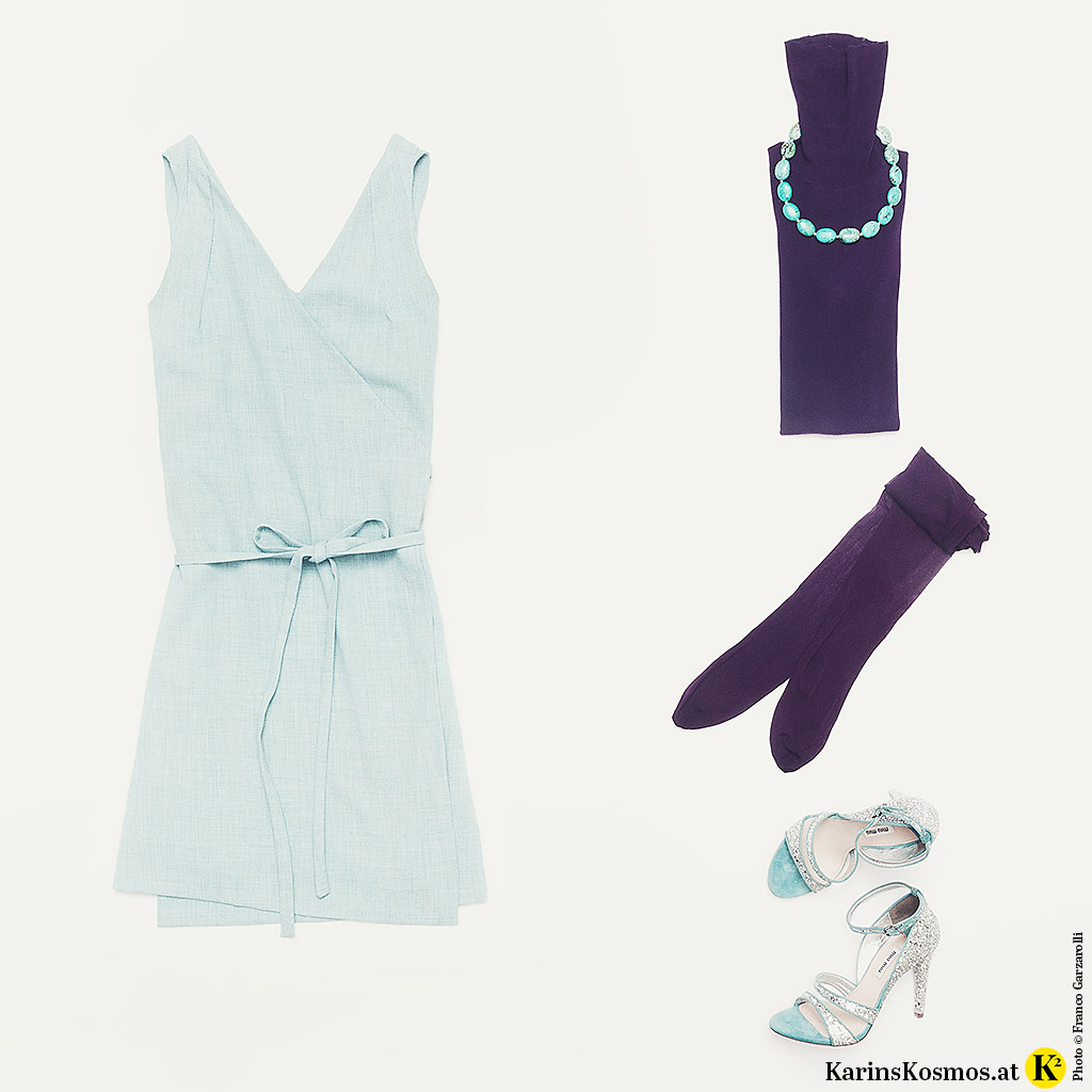 Produktfoto mit Kleid, Sandalen und Collier in hellemTürkis, Rolli und Stümpfe sind in Ultraviolett.