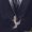 Detail einer Smoking-Jacke mit einer Vintage-Brosche als Knopfersatz.