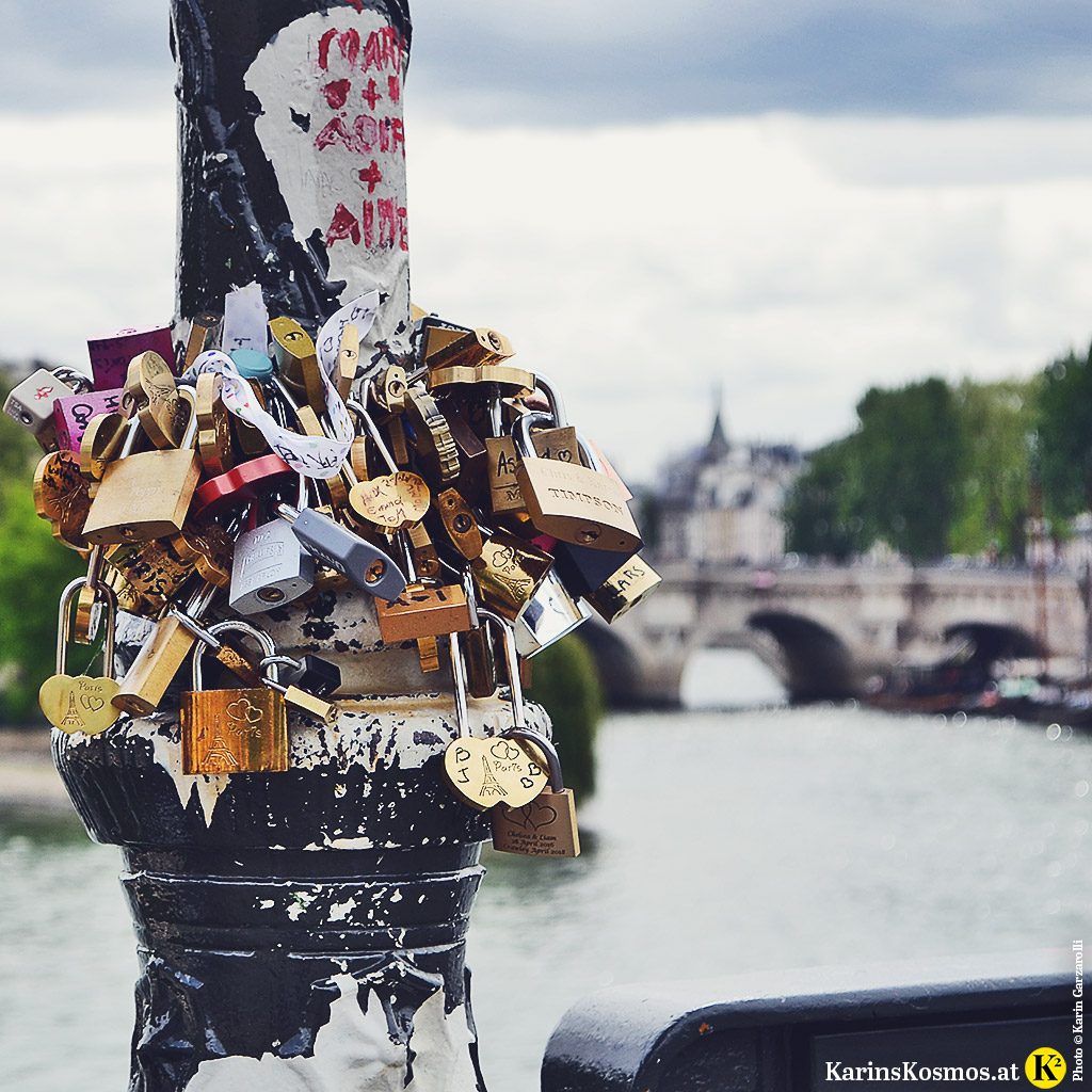 Liebesschlösser auf der Brücke Pont d'Austerlitz in Paris.