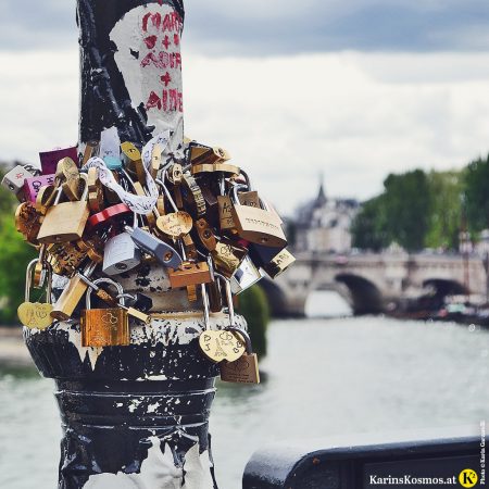 Liebesschlösser auf der Brücke Pont d'Austerlitz in Paris.