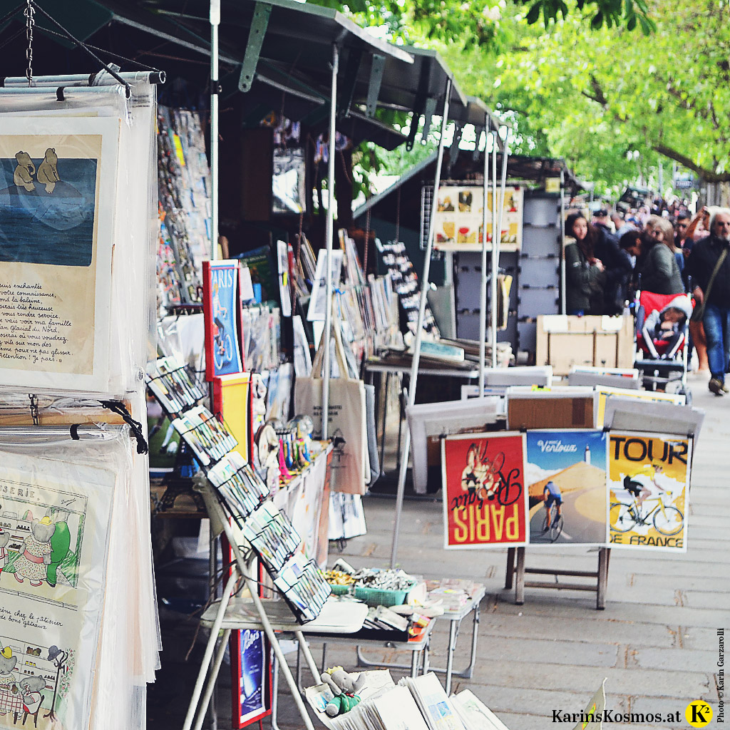 Verkaufsstände mit Postkarten und Plakaten entlang der Seine in Paris.