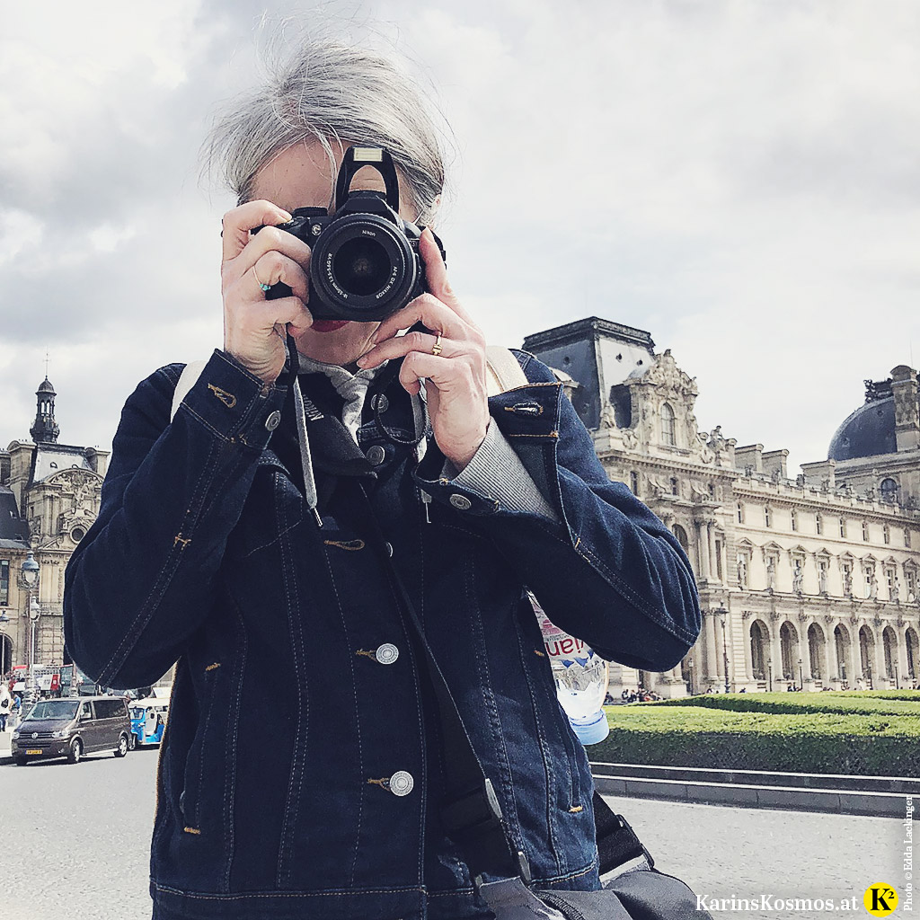 Karin Garzarolli mit Fotokamera in der Hand in Paris.