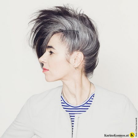 Frau mit silbergrauen Haaren holt sich Pflegetipps von Profi-Coiffeur Fred Sturmayr.