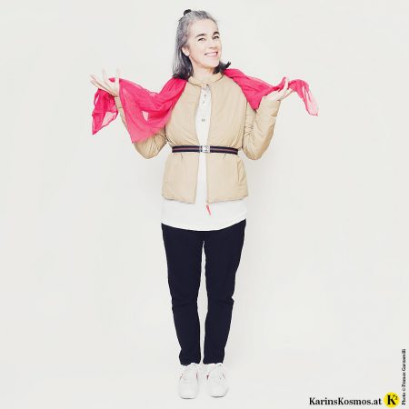 Frau in einem bequemen aber chicen Outfit für Reisen.