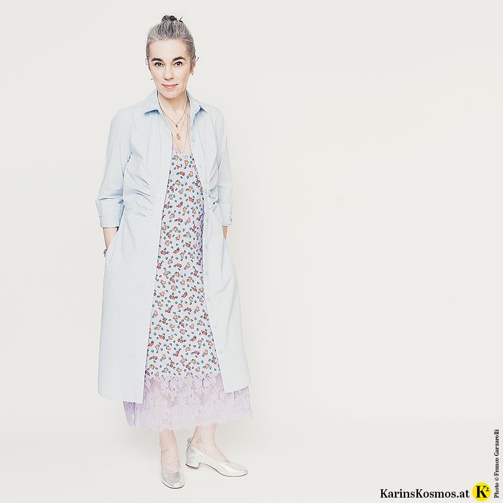 Frau in einem Hemdblusenkleid über einem Slipdress als Mantel getragen.