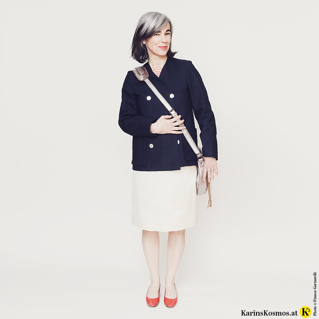 Frau in Streifenshirt, Jacke, Rock und Pumps – im Pariser Chic.