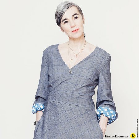 Frau in einem Wickelkleid freut sich auf den Herbst.