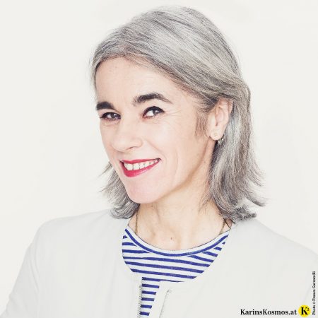 Frau mit natürlich grauen Haaren.