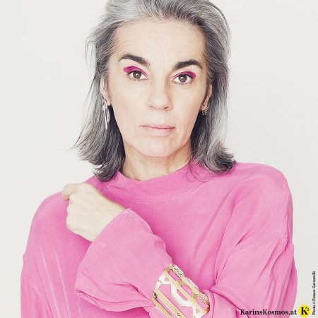 Erfahren Sie hier, wie man Lippenstift als Lidschatten trägt.