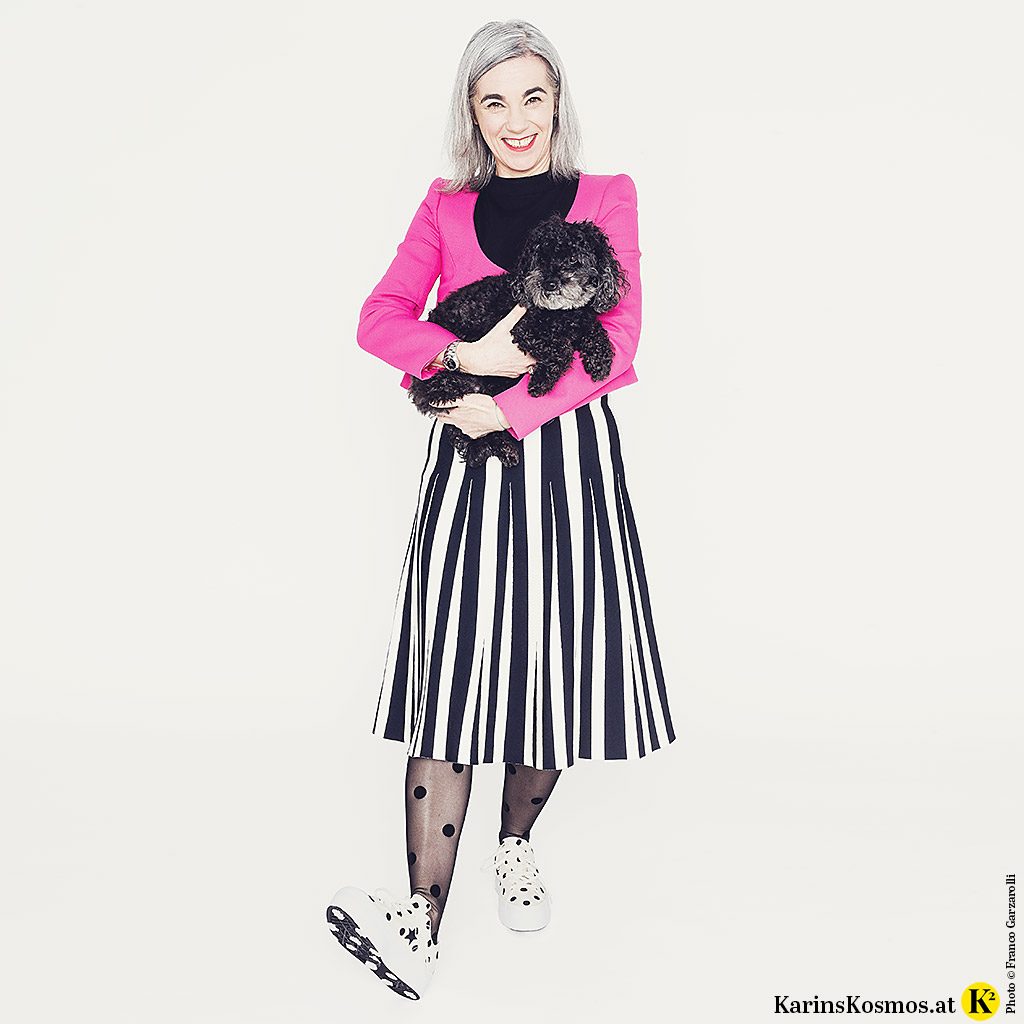 Convers-Sneakers zu Rock, Shirt und Blazer.