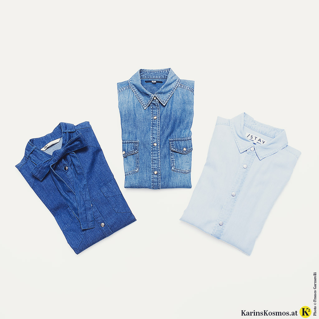 Drei Jeanshemden mit unterschiedlicher Waschung.
