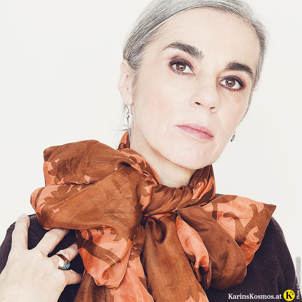 Karin Garzarolli mit Smokey Eyes in Farbe.