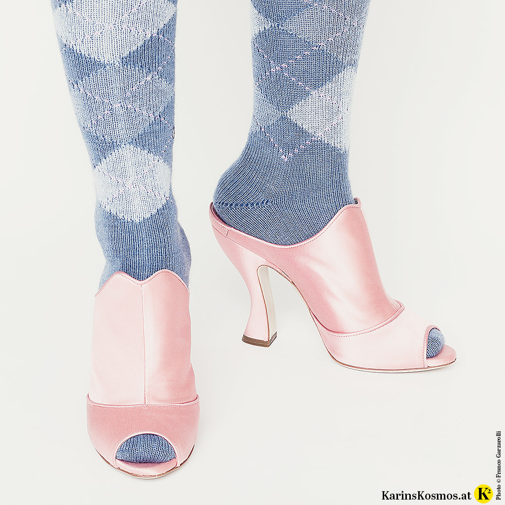Pastellfarbene Burlington-Socken und Miu-Miu-Pantoletten.